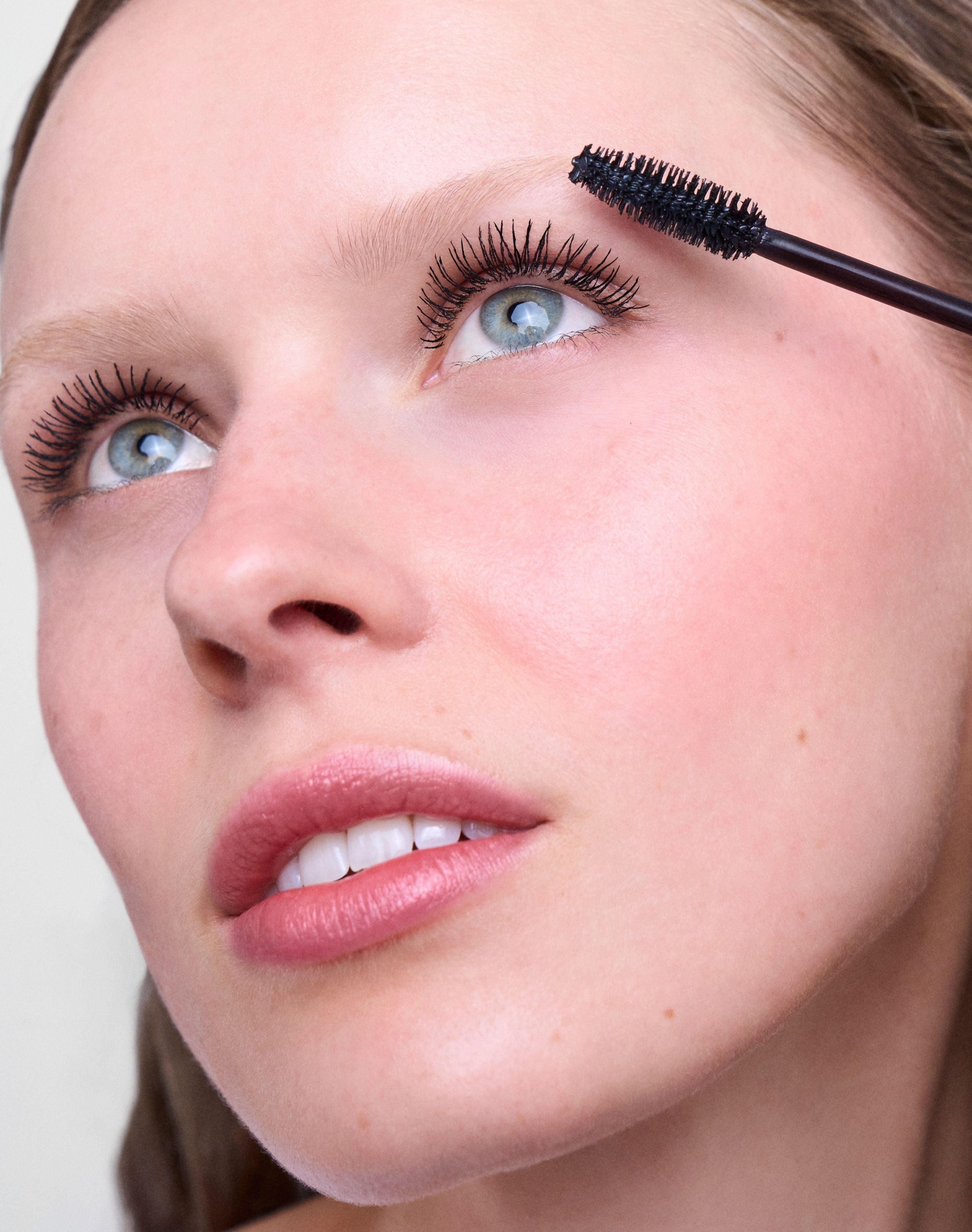 night-mascara; midnight-black: Alba wears the Volumising Night Mascara in Midnight Black