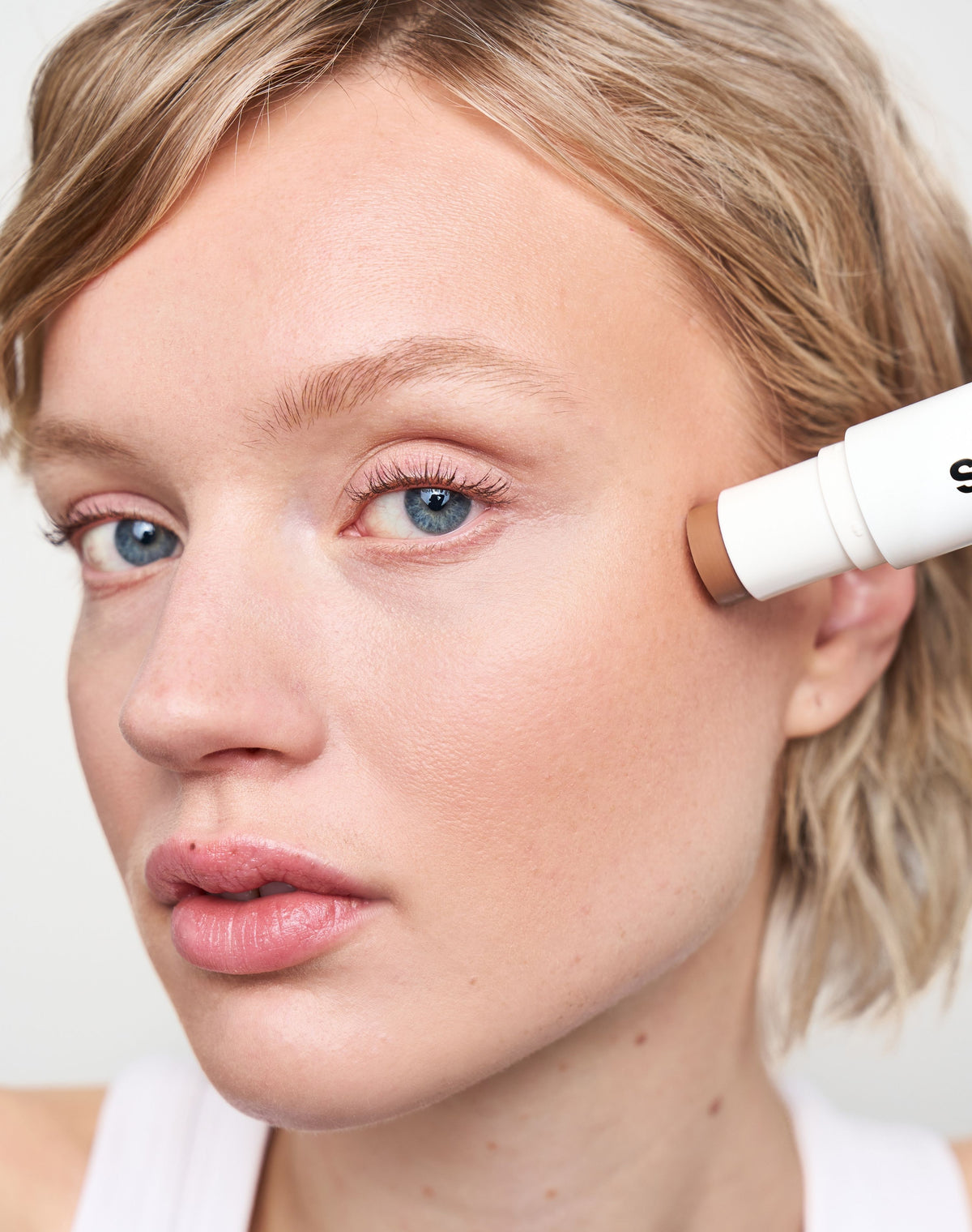 duo-stick; light-bronzer: Jessica wears the Cream Bronzer in Light