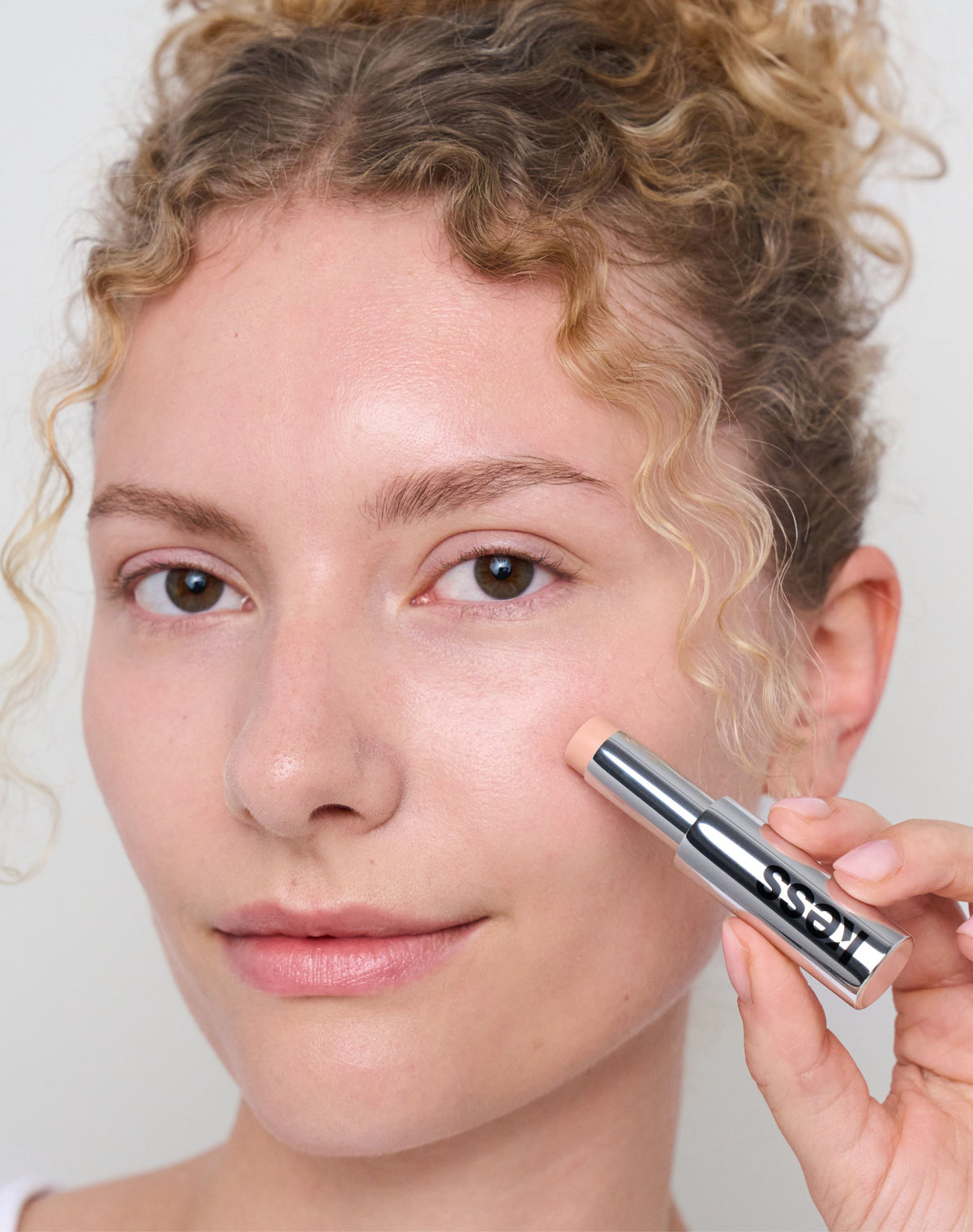 concealer-stick-spf-20; light-2: Clara wears the Concealer in Light 2