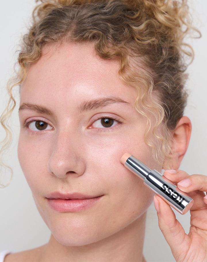 concealer-stick-spf-20; light-2: Clara wears the Concealer in Light 2