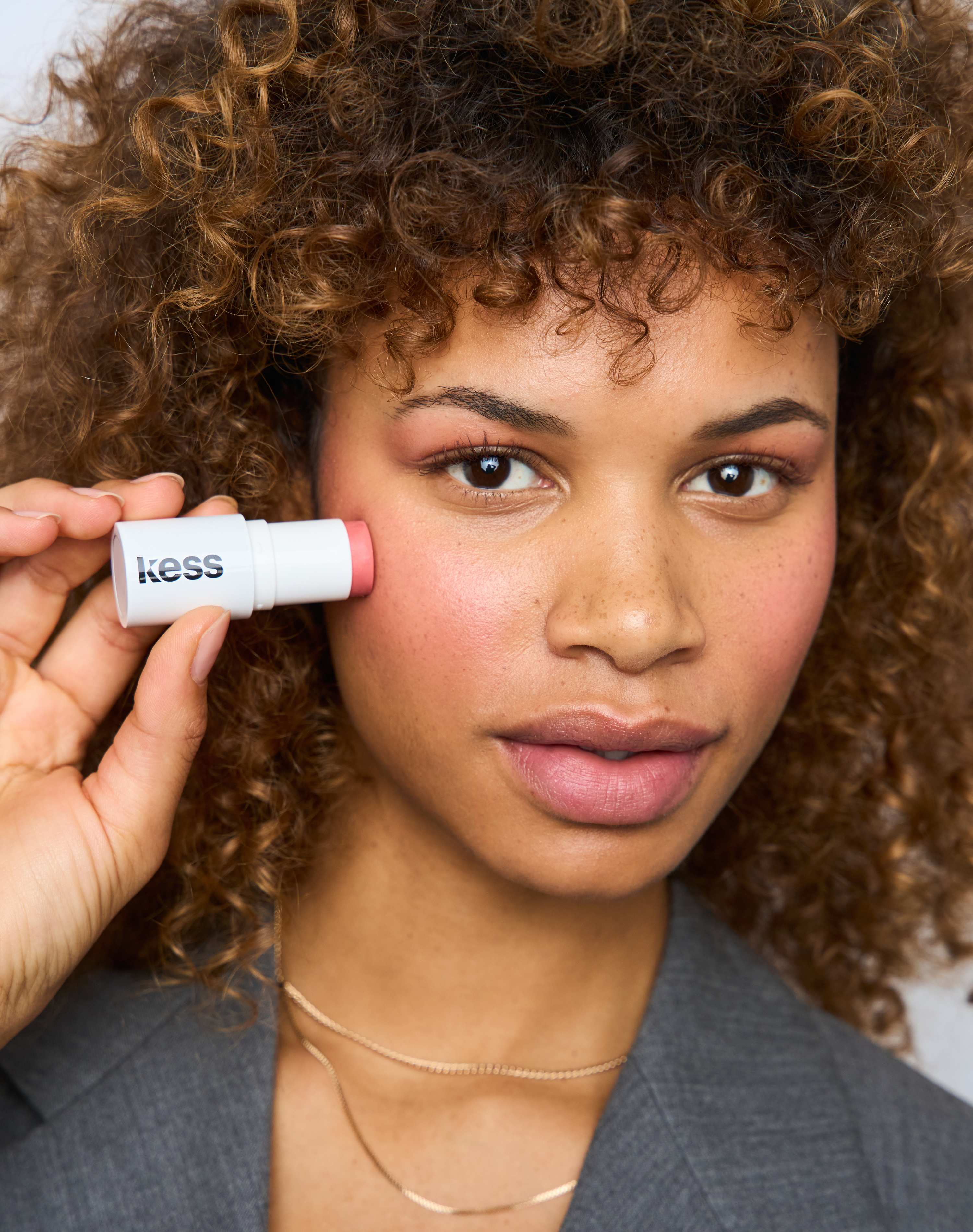 chronically late; Step 1 - Samira wears the Mono Stick in Coral