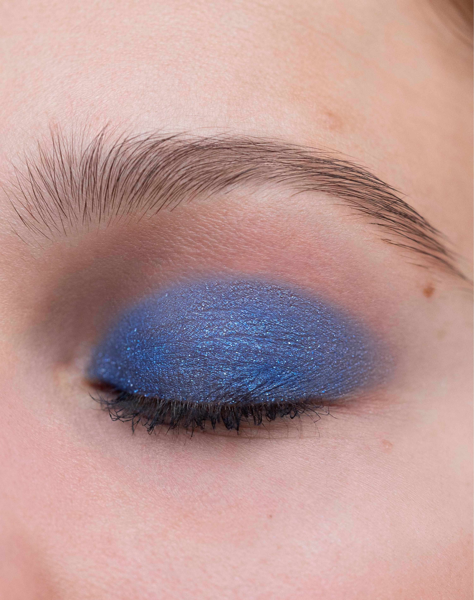 brown eyes; Lena tr√§gt den Eyeshadow Tower Brown Eyes
