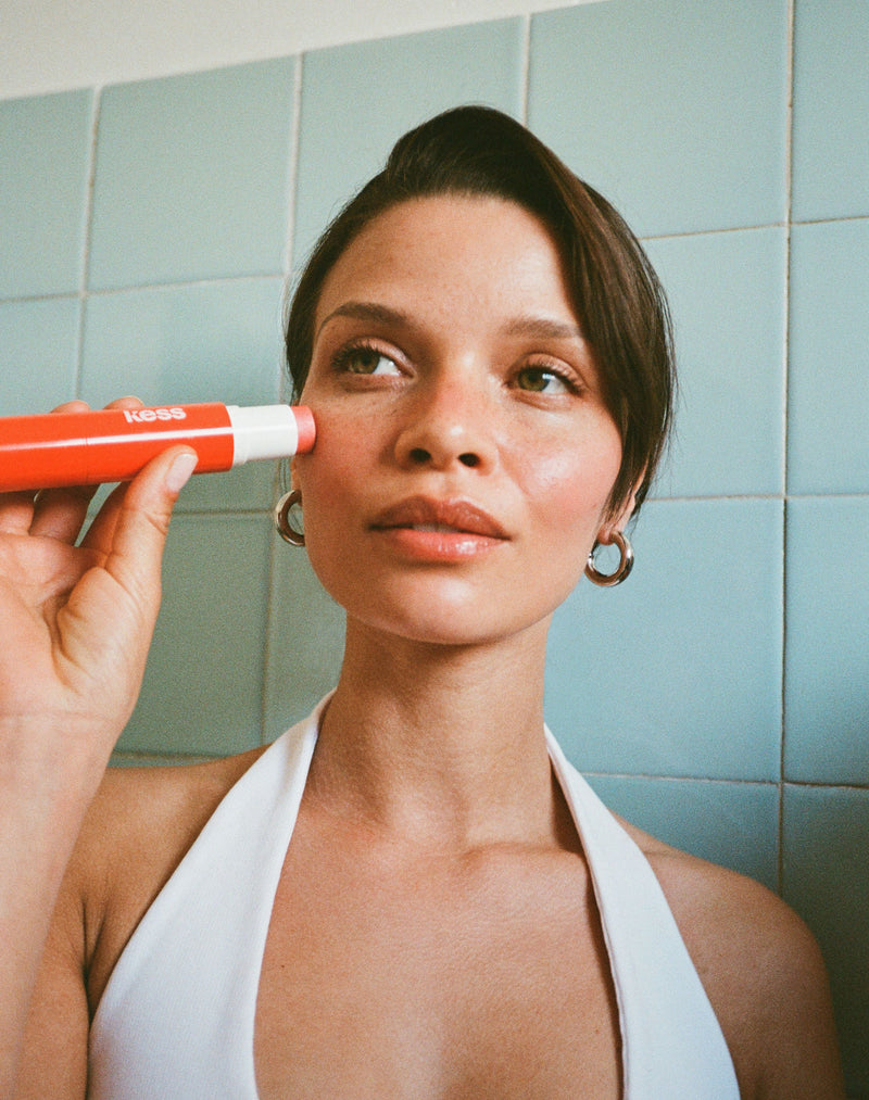 ; Stella wears the Sunkissed Look with the blush hsades Melon and Toasted and the SPF Lip Gloss in Warm Sands