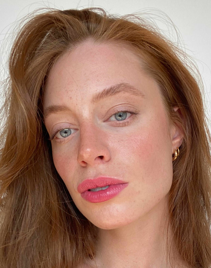 kess-lipstick-slimliner; rosy-pink: Lisa wears Rosy Pink