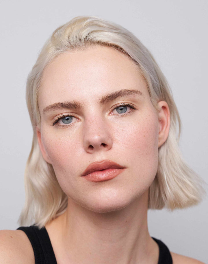 soft-shape-lip-liner; caramel-nude: Julia wears the Soft Shape Lip Liner in Caramel Nude