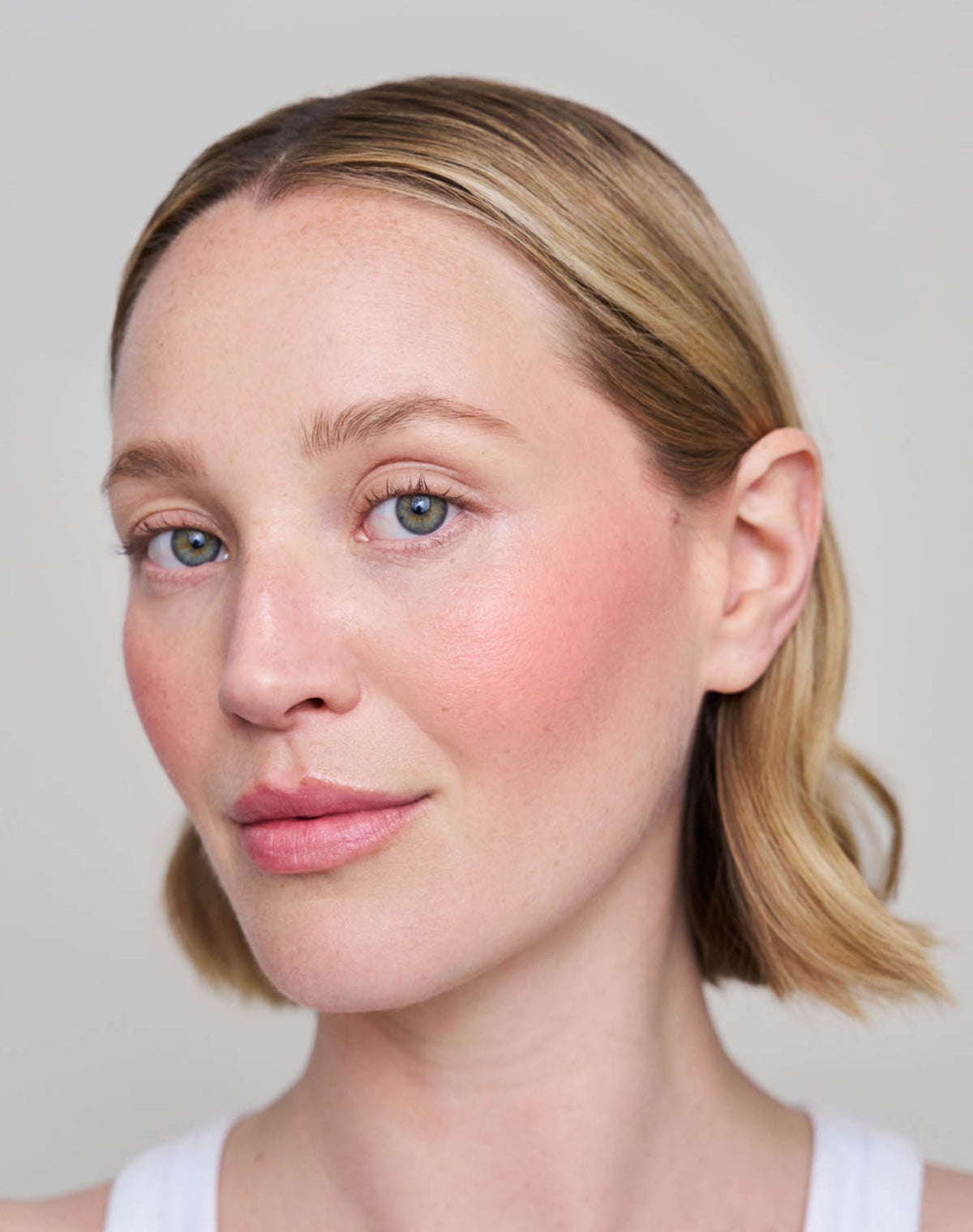 mono-stick; melon-blush: Jennifer wears the Mono Stick in Melon