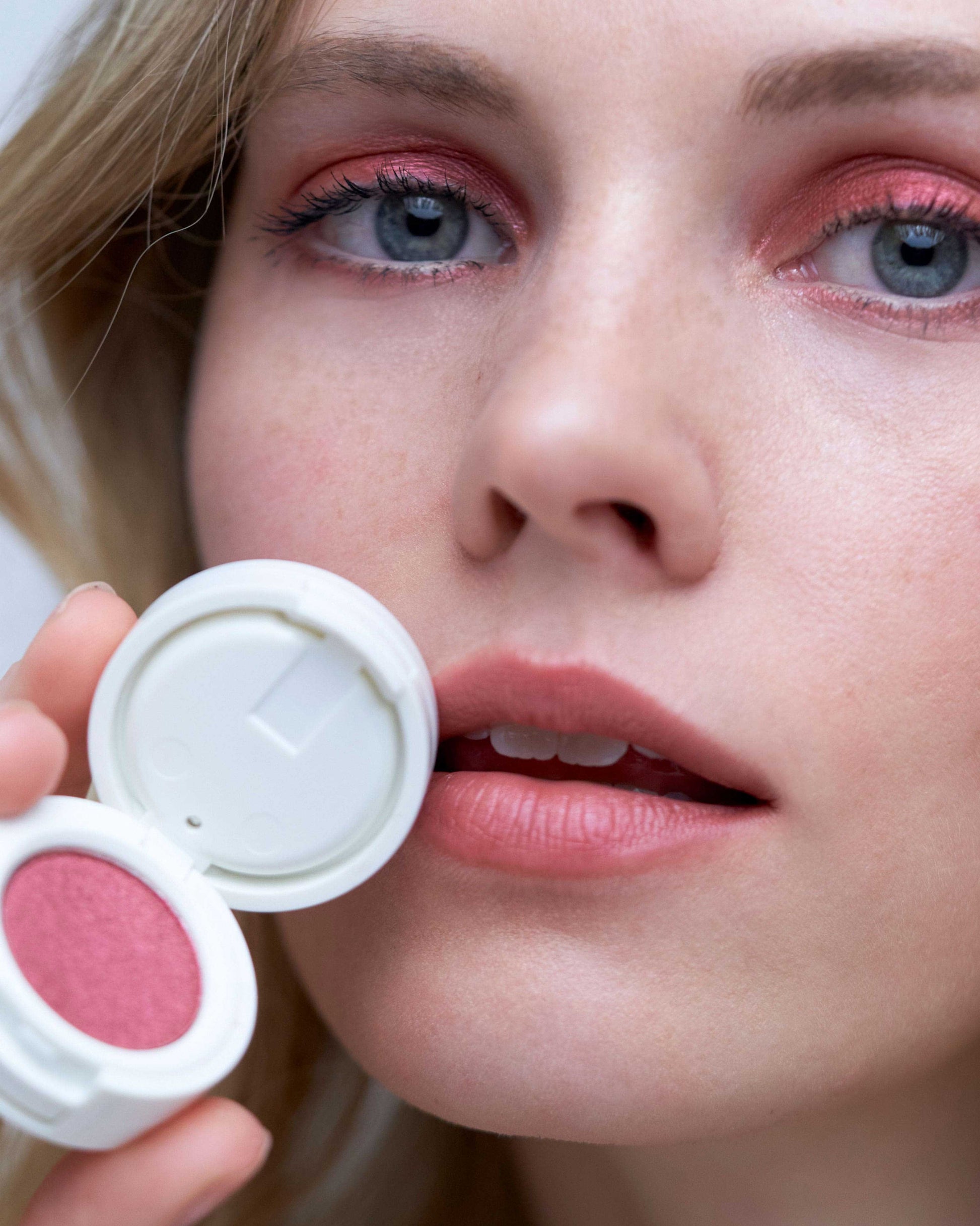 blue eyes; Charlotte tr√§gt Blue Eyes Ruby Red
