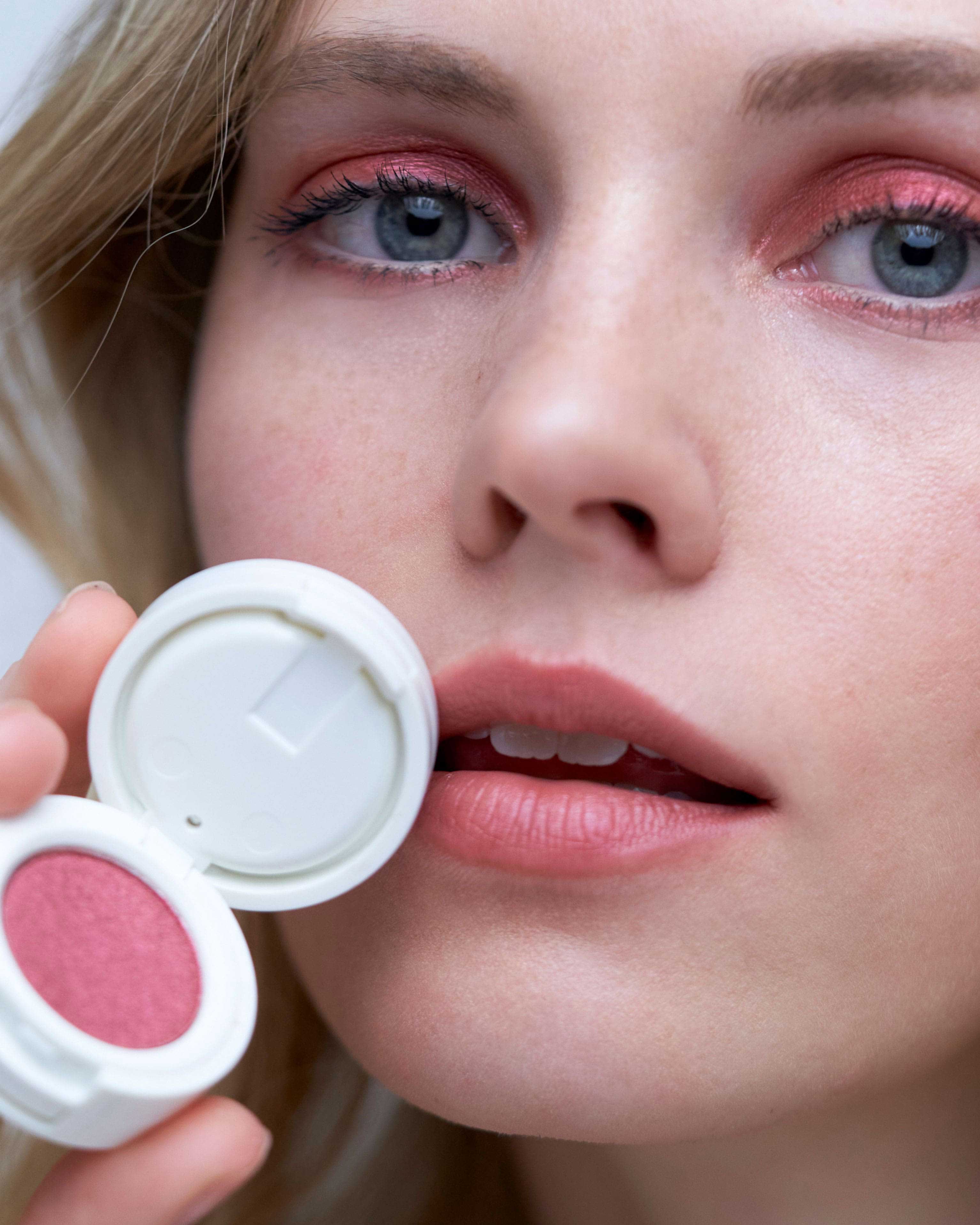 blue eyes; Charlotte tr√§gt Blue Eyes Ruby Red