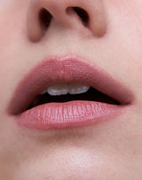 naked; Unser Model wears the Triple Tint Lip Balm in Naked