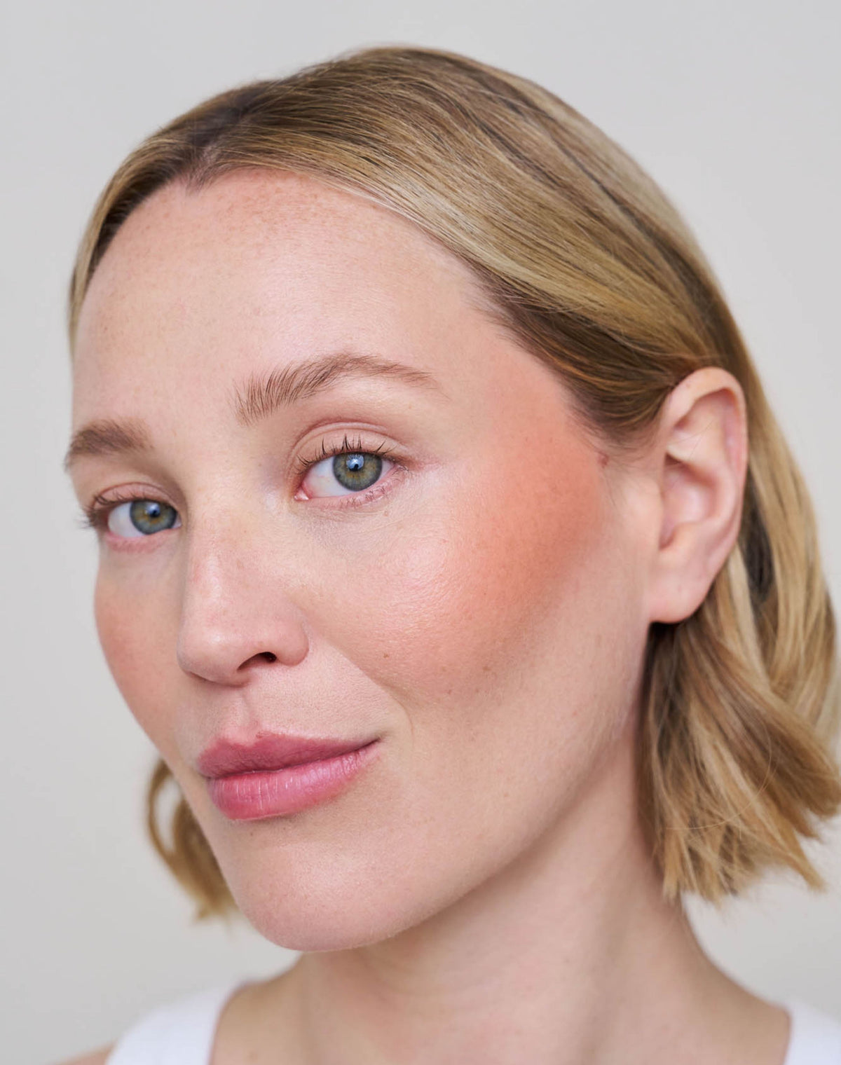 mono-stick; toasted-blush: Jennifer wears the Mono Stick in Toasted