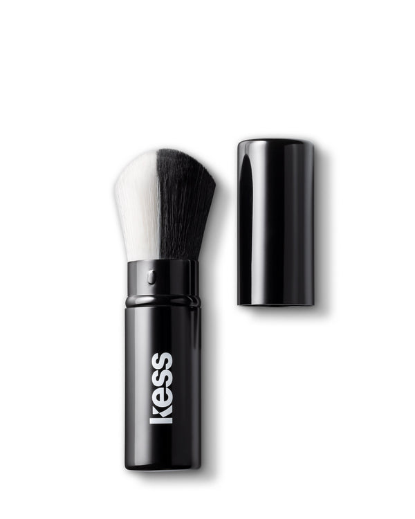 ; Touch-up: The vegan brush with two-tone bristles is ready to use immediately