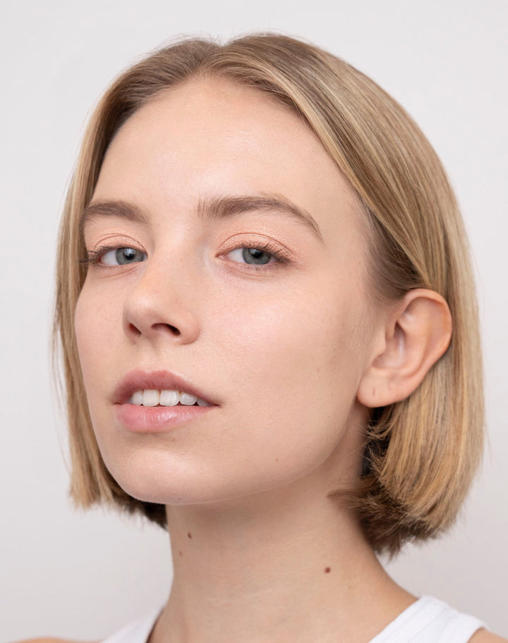everyday-casual; Caro wears the Everyday Casual Eyeshadow Tower in Shade Beam