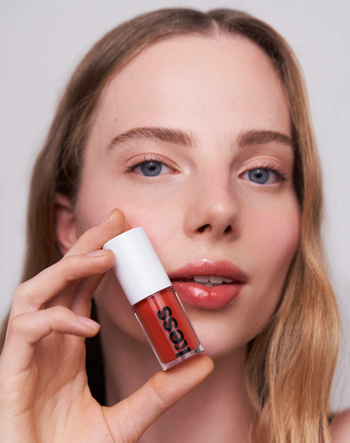jelly-treat-lip-oil; juice: Paula wears the Jelly Treat Lip Oil in Juice