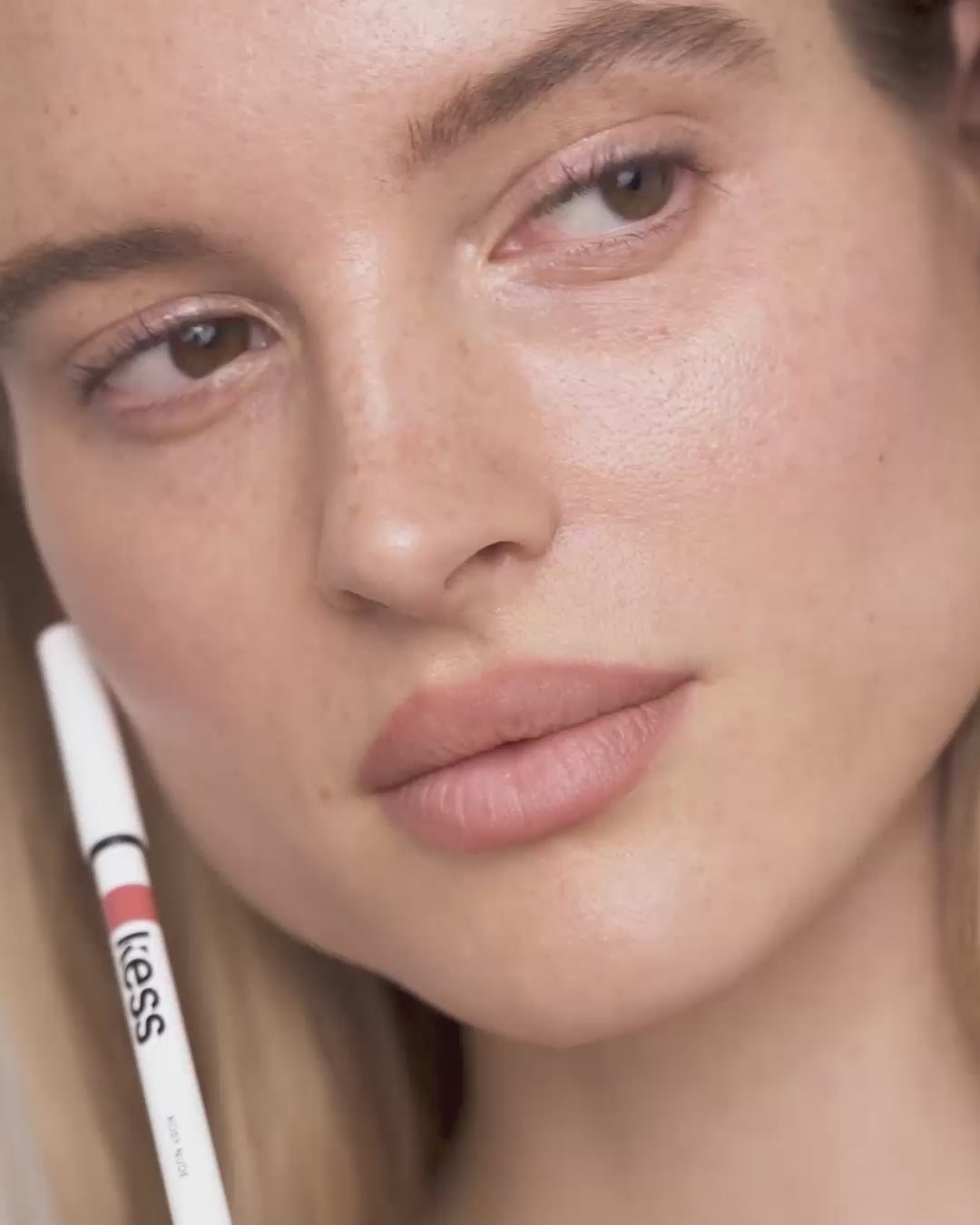 Carica video: Soft Shape Lip Liner