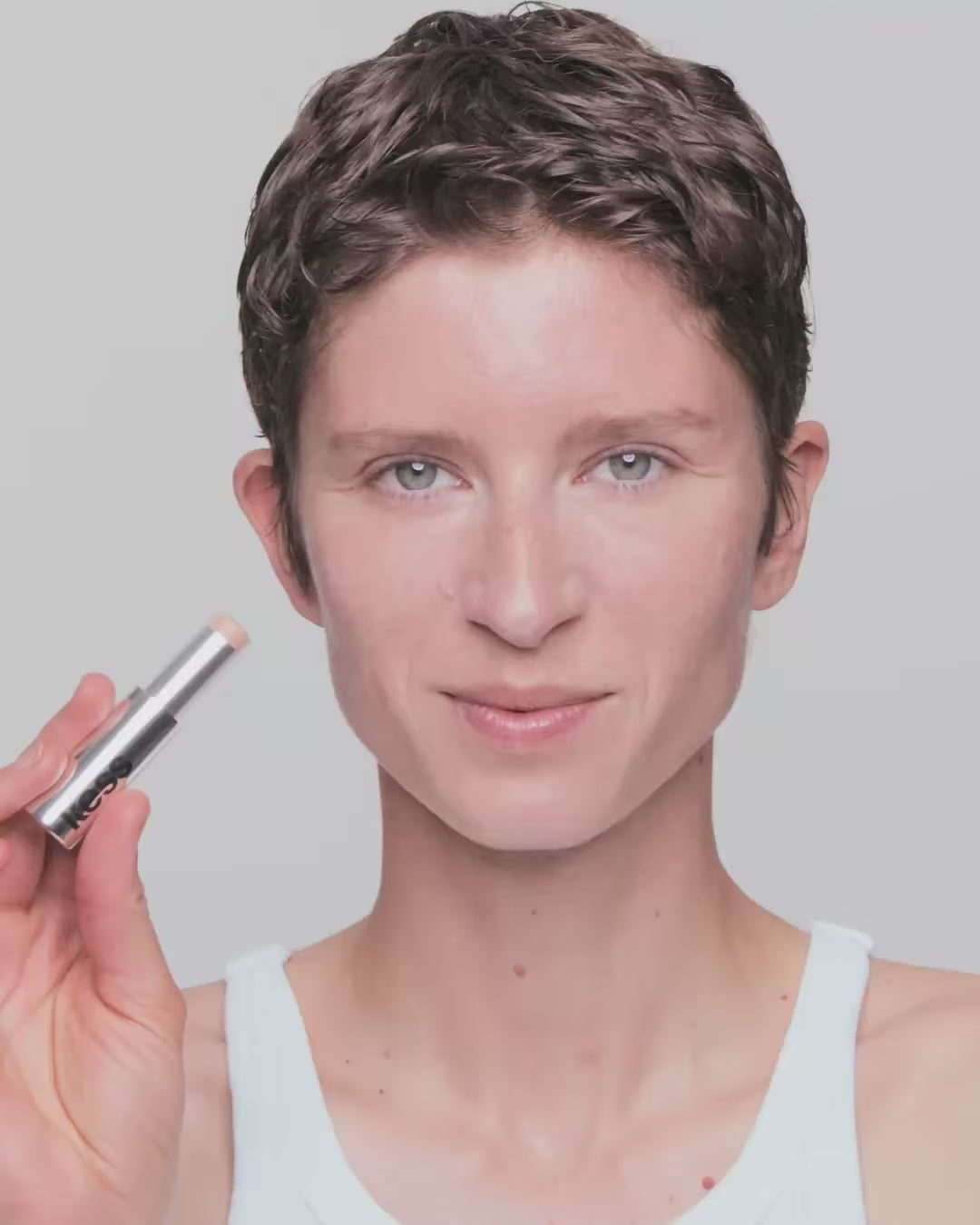 Carica video: concealer-stick-spf-20; light-2: Eliza wears shade Light 2