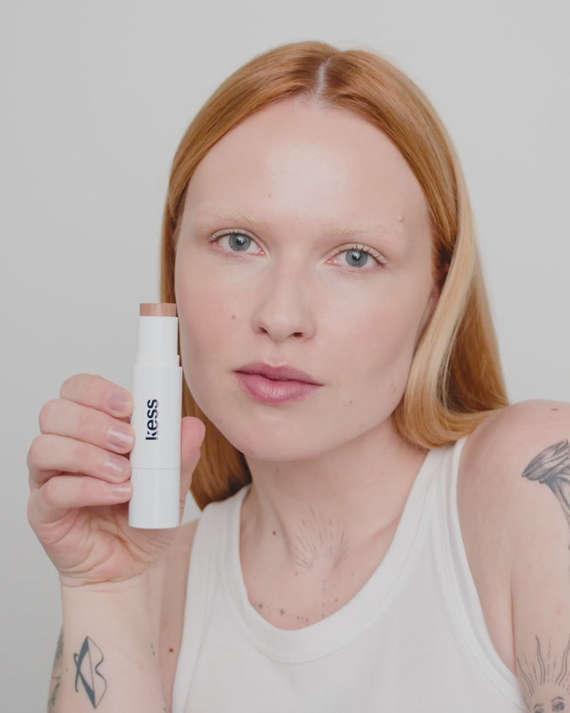 duo-stick; fair-bronzer: Anna Lena wears the Cream Bronzer in Fair