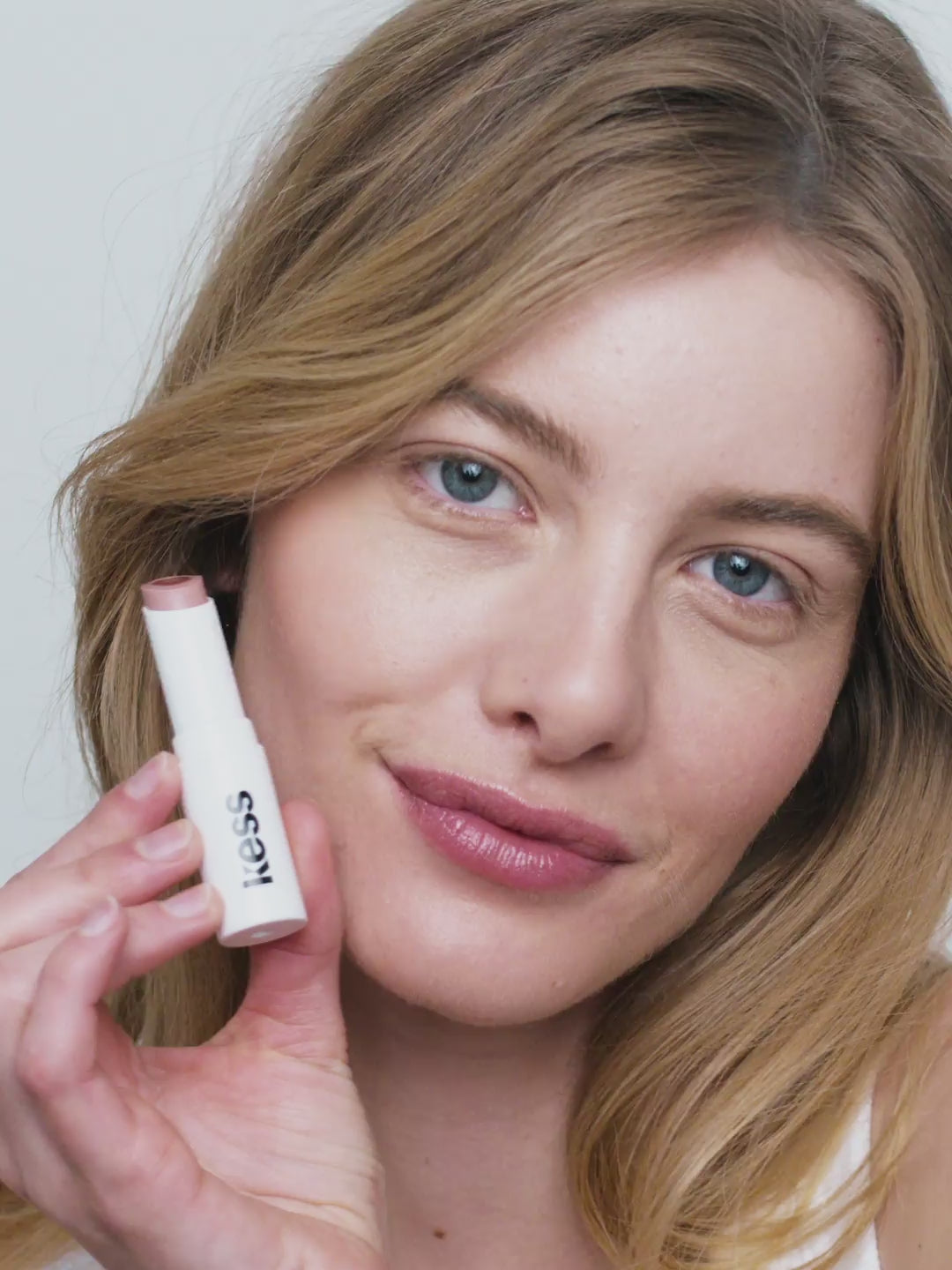 Carica video: triple-tint-lip-balm; Naked: Lydia wears the Triple Tint Lip Balm in Naked