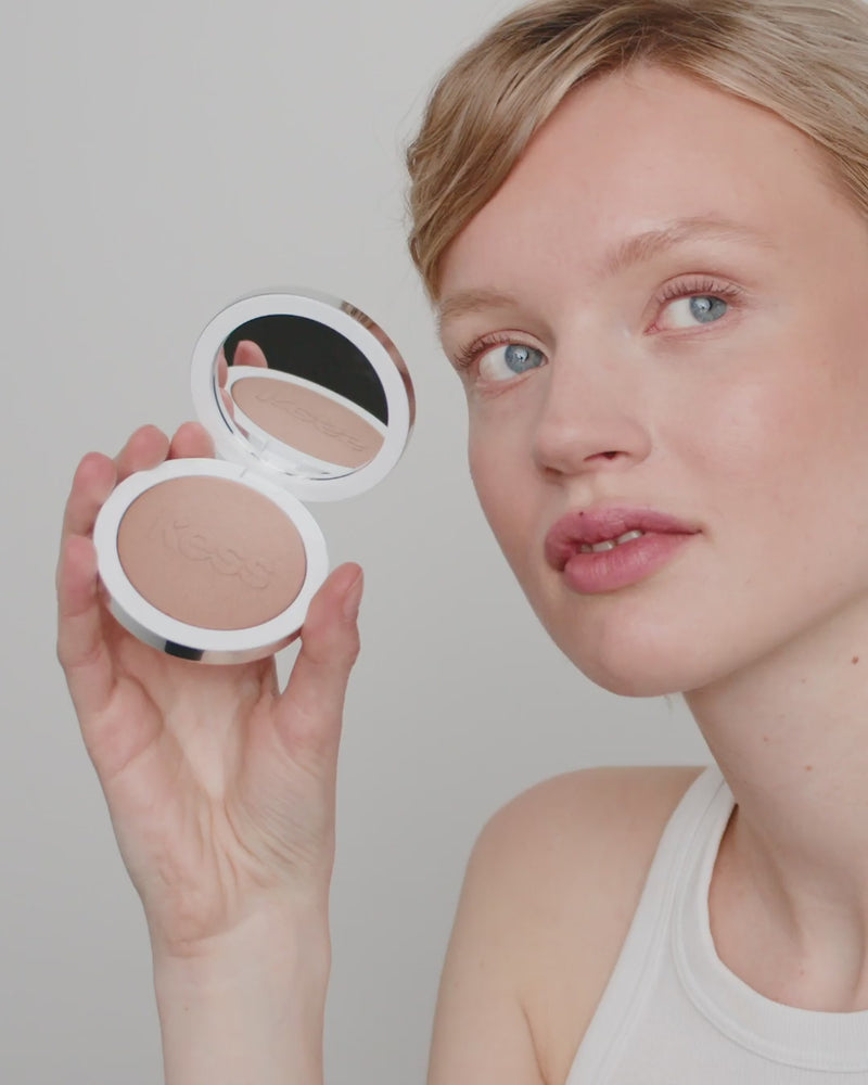 365-bronzer; light: Jessica wears the 365 Bronzer in Light