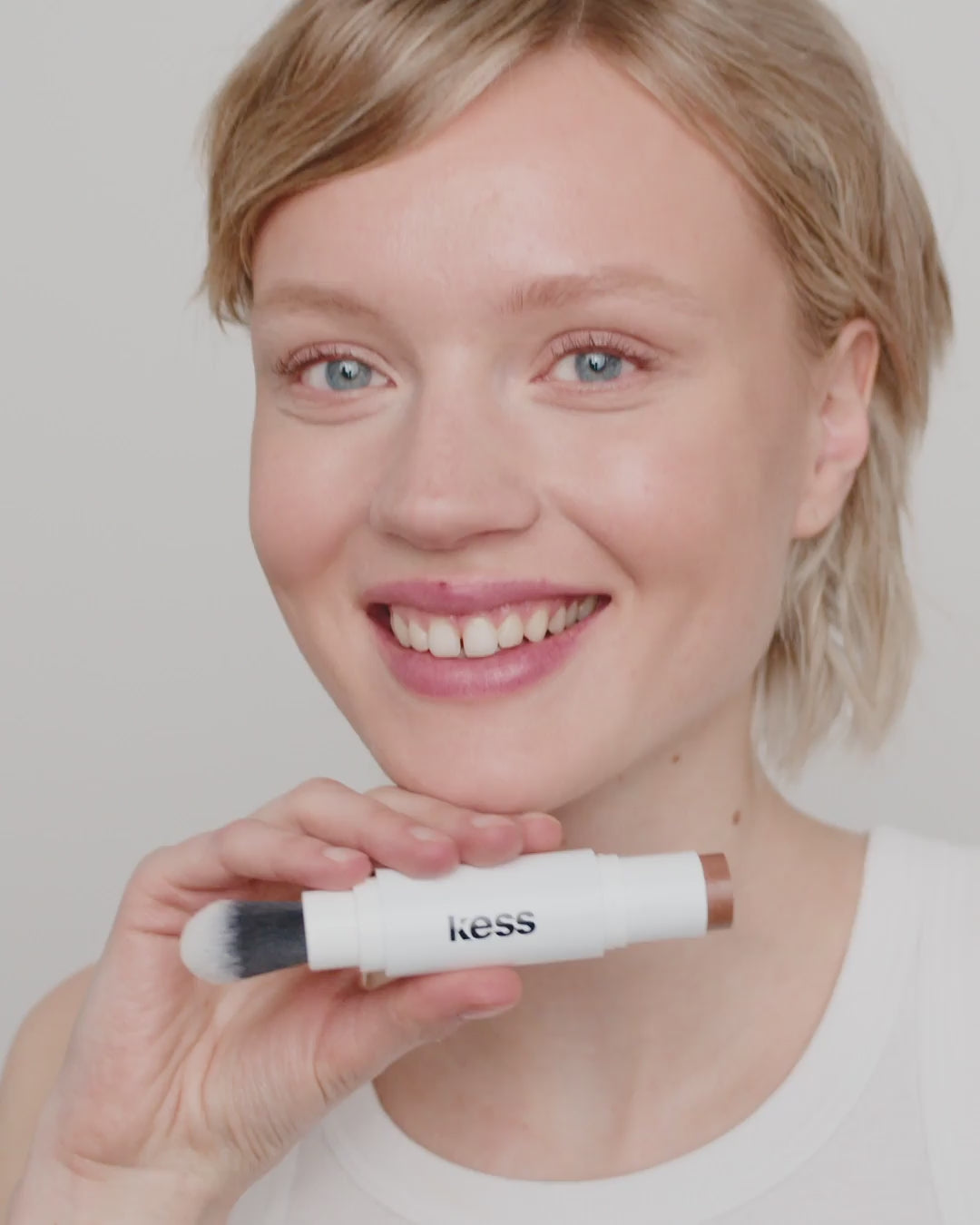 Load video: duo-stick; light-bronzer: Jessica wears the Cream Bronzer in Light