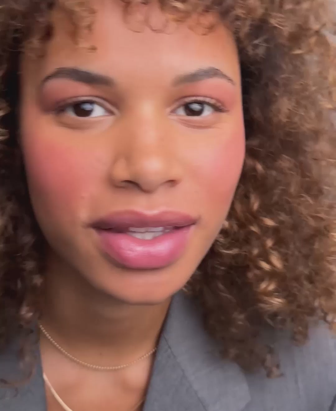 Load video: chronically late; Samira shows the Look of the Gift Bag Chronically Late