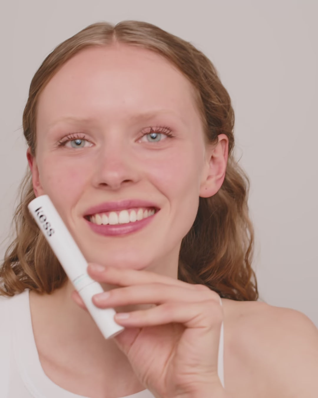 Carica video: get-wet-waterproof-mascara; black: Alba wears the GET WET Waterproof Mascara in Black