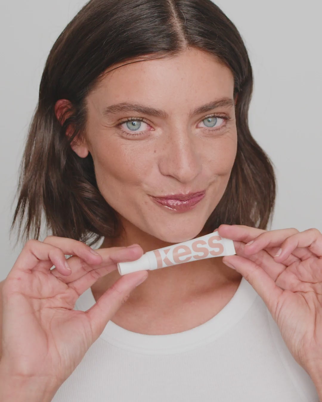 Load video: lip-gloss-spf-15-off-duty-limited-edition; off-duty: Melina wears the Limited Edition Lip Gloss in Off Duty