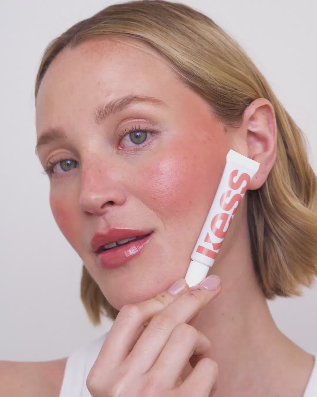 Carica video: ; Jennifer wears the Limited Edition SPF Lip Gloss in Warm Sands