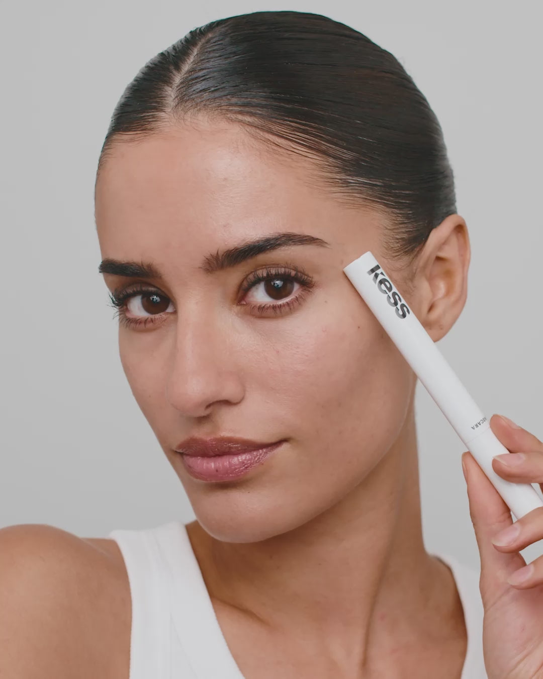 Carica video: mascara; Black: Naomi wears the Lengthening Day Mascara in Black