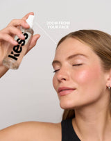Utilizzare lo spray di regolazione da una distanza di circa 20 cm.