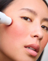 blush; Anh indossa Bronze
