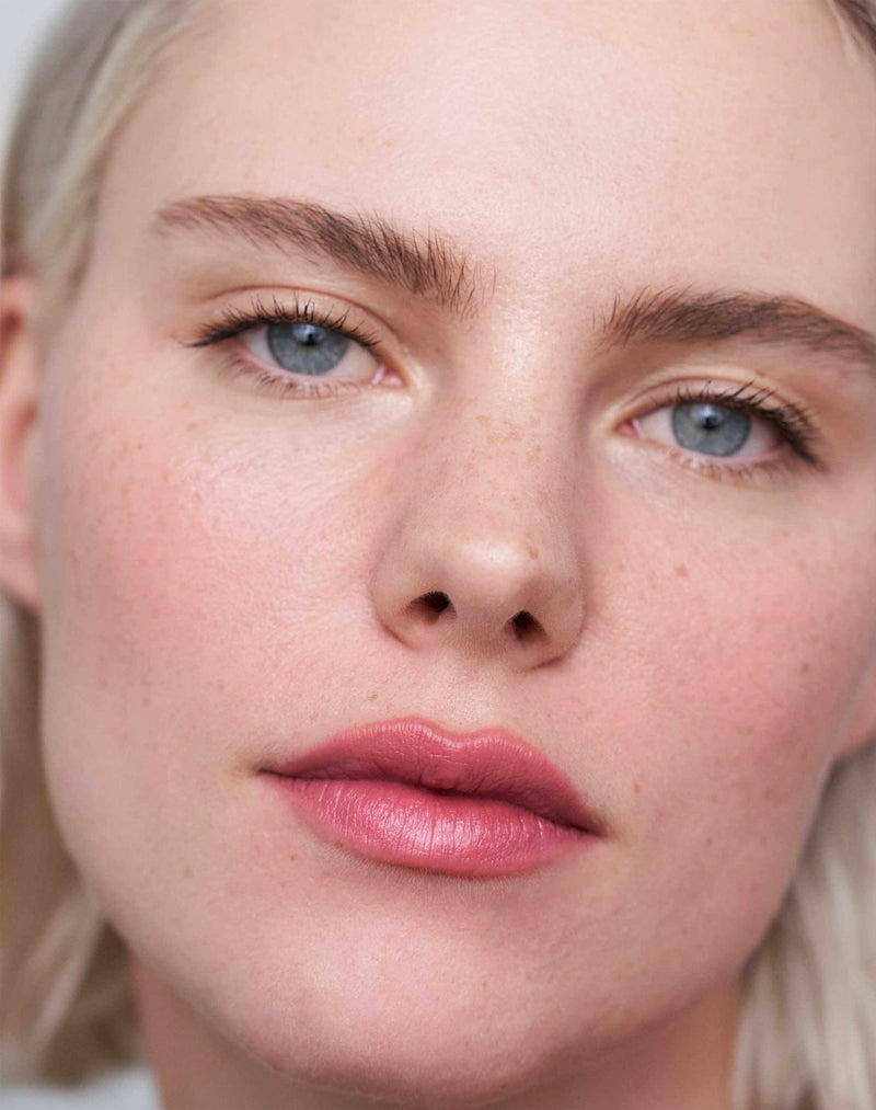naturel-roze; Julia draagt de Soft Shape Lip Liner in Natural Rose + Lipstick in Rosy Pink