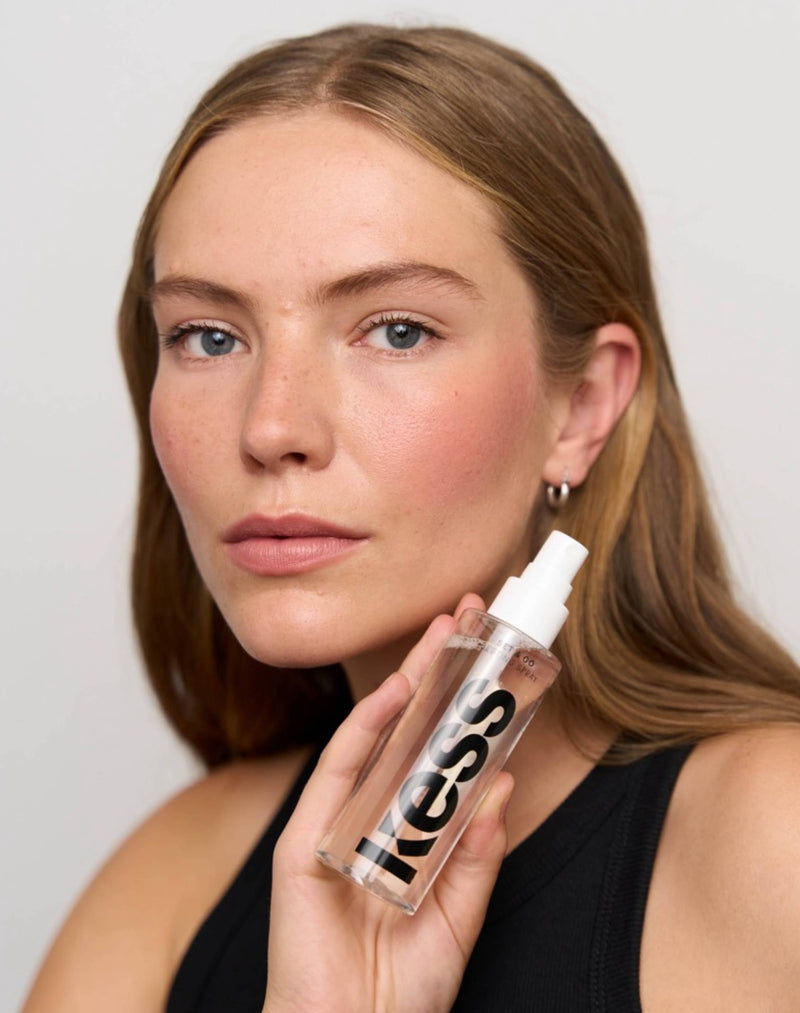 Rosaly draagt de Set & Go Setting Spray