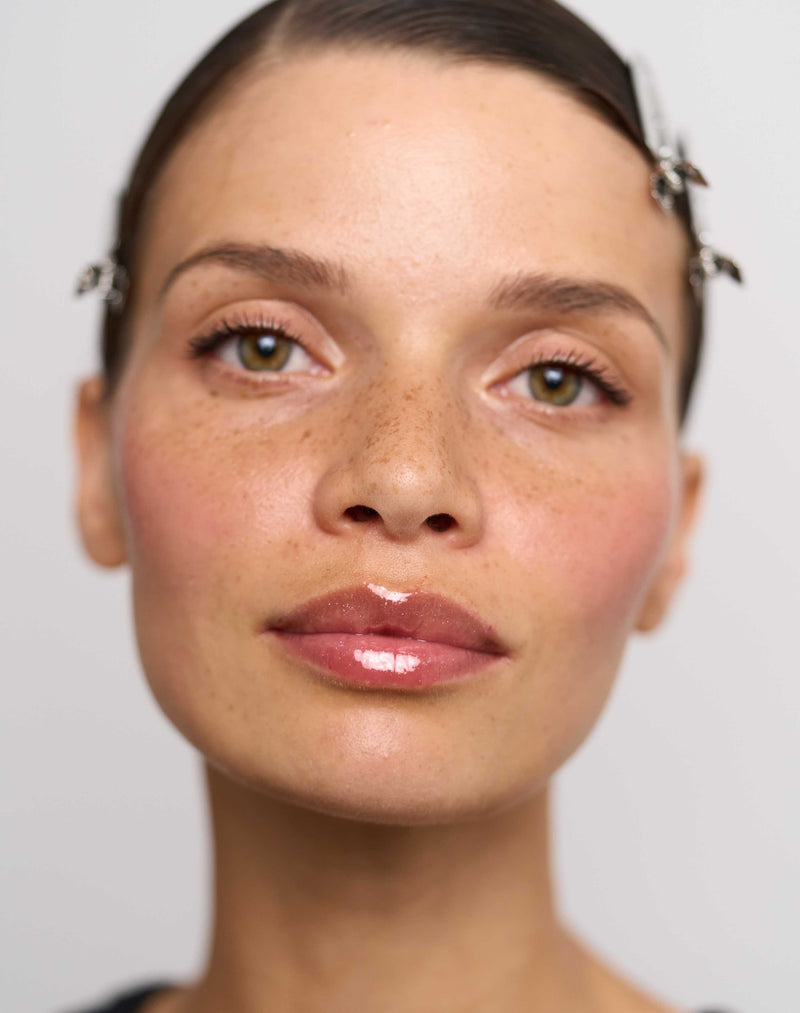 spotlightStella draagt de Lip Oil in onze Limited Edition tint Spotlight