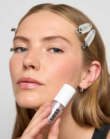 spotlight; Rosaly draagt de Lip Oil in onze Limited Edition tint Spotlight
