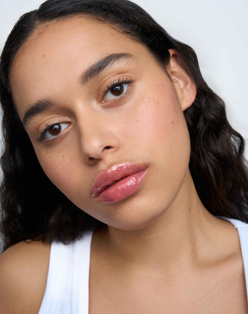 slip; Louisa draagt de Jelly Treat Lip Oil in Slip