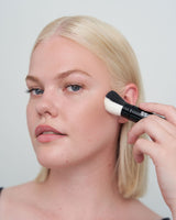 Theresa draagt 365 Bronzer in Fair naar Light