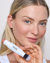 Emma met onze Cheeks Blush en Click-In Brush vastgeklikt in de Duo Stick Case