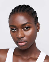 deep; Ibukun draagt de CC Cream in Deep