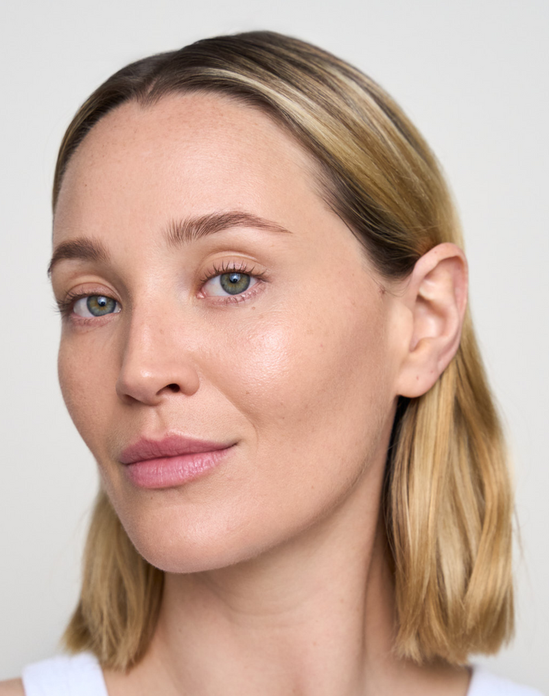light; Jennifer draagt de CC Cream in Light