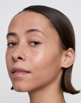 tan; Natalia draagt de CC Cream in Tan