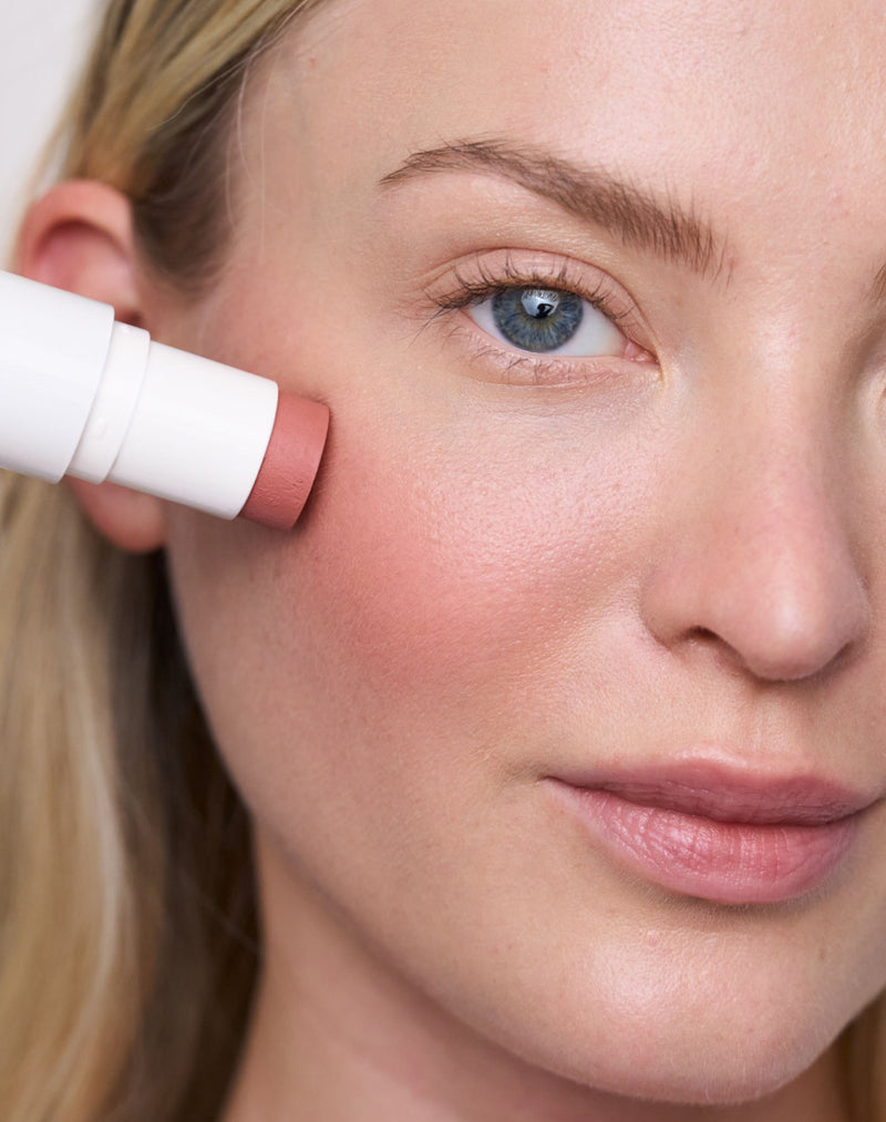 wangen blush; Emma draagt de Mono Stick in Cheeks
