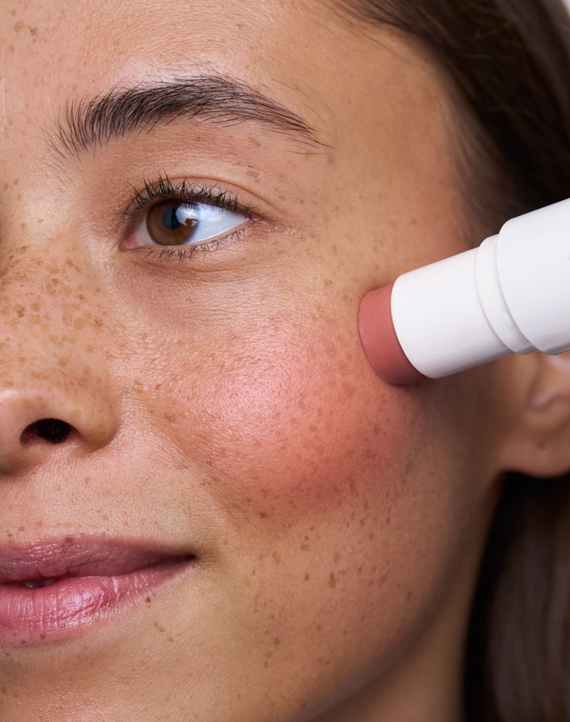 wangen blush ; Natalia draagt onze wangen Blush