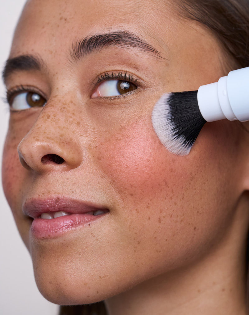 click-in brush; Om haar Cheeks Blush aan te brengen gebruikt Natalia de nieuwe Click-In Brush