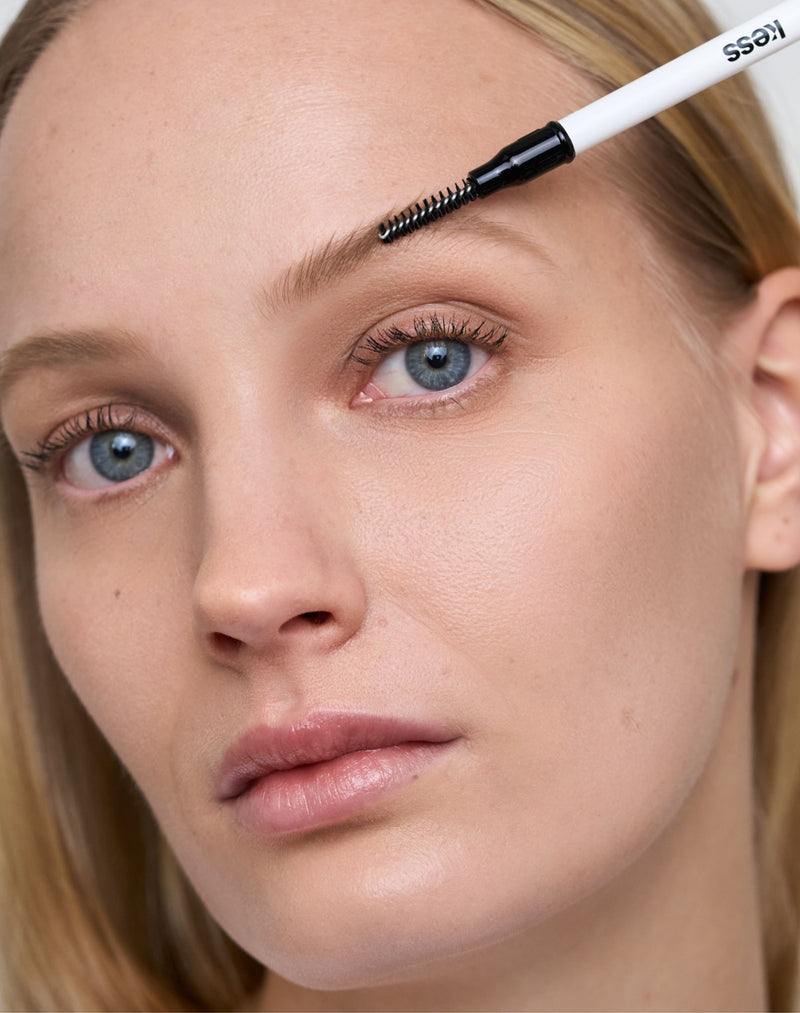 blonde; Leni draagt de Easy Brow Pencil in Blonde