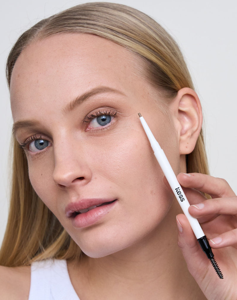 blonde; Leni draagt de Easy Brow Pencil in Blonde