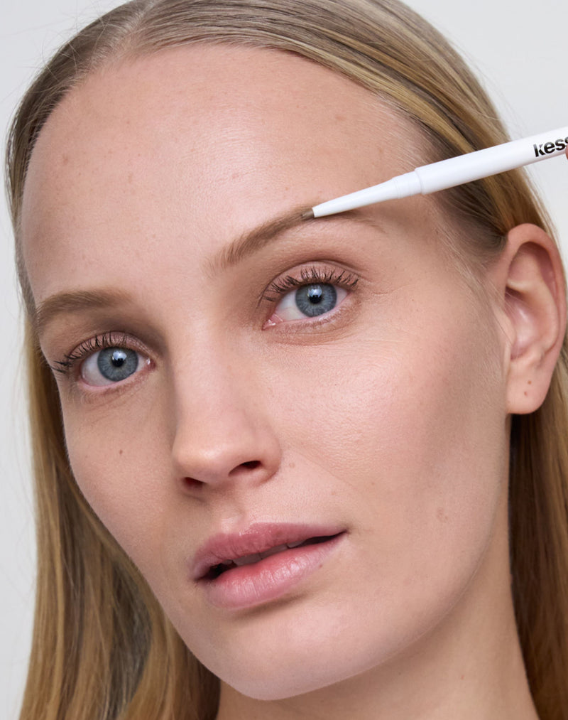 blonde; Leni draagt de Easy Brow Pencil in Blonde