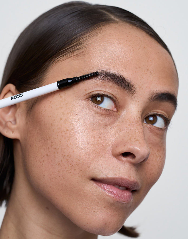 donkerbruin; Natalia draagt de Easy Brow Pencil in Dark Brown