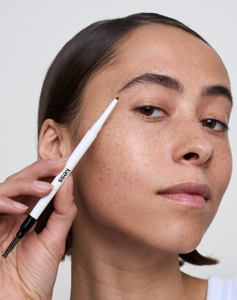 donkerbruin; Natalia draagt de Easy Brow Pencil in Dark Brown