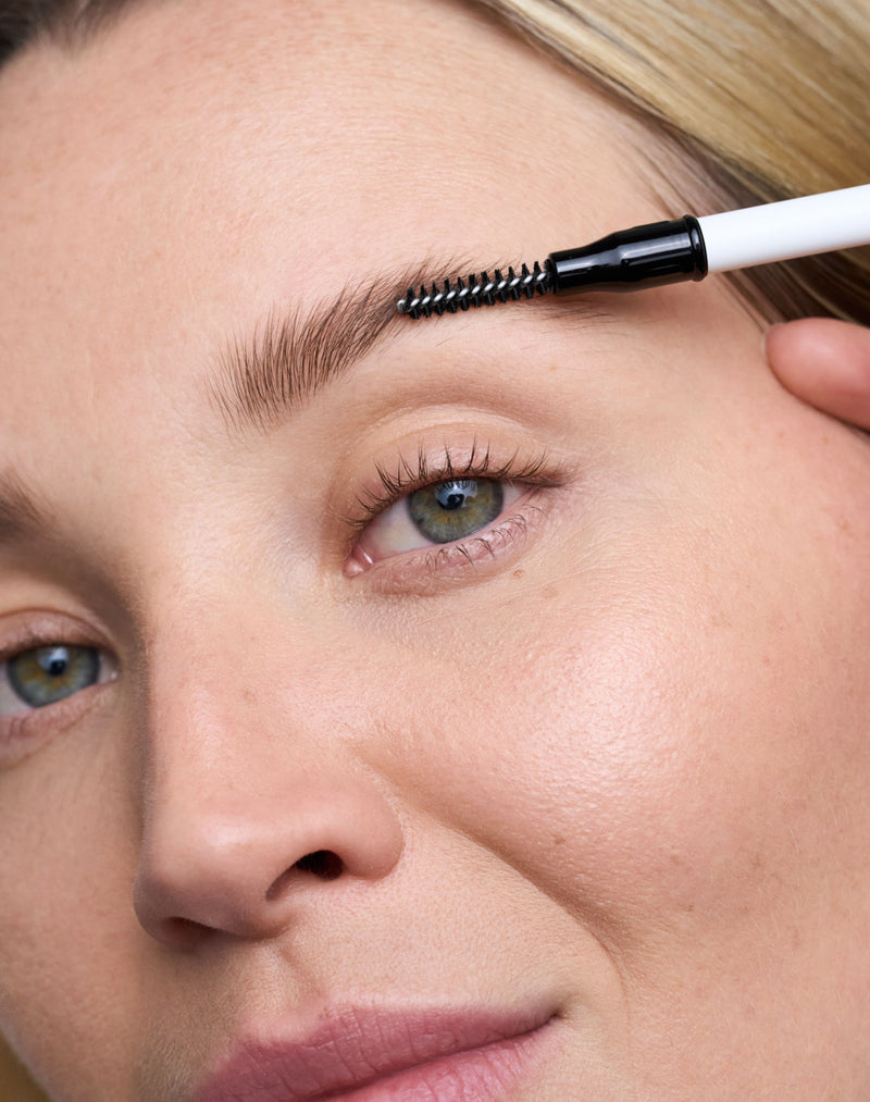 light; Jennifer draagt de Easy Brow Pencil in Light Brown