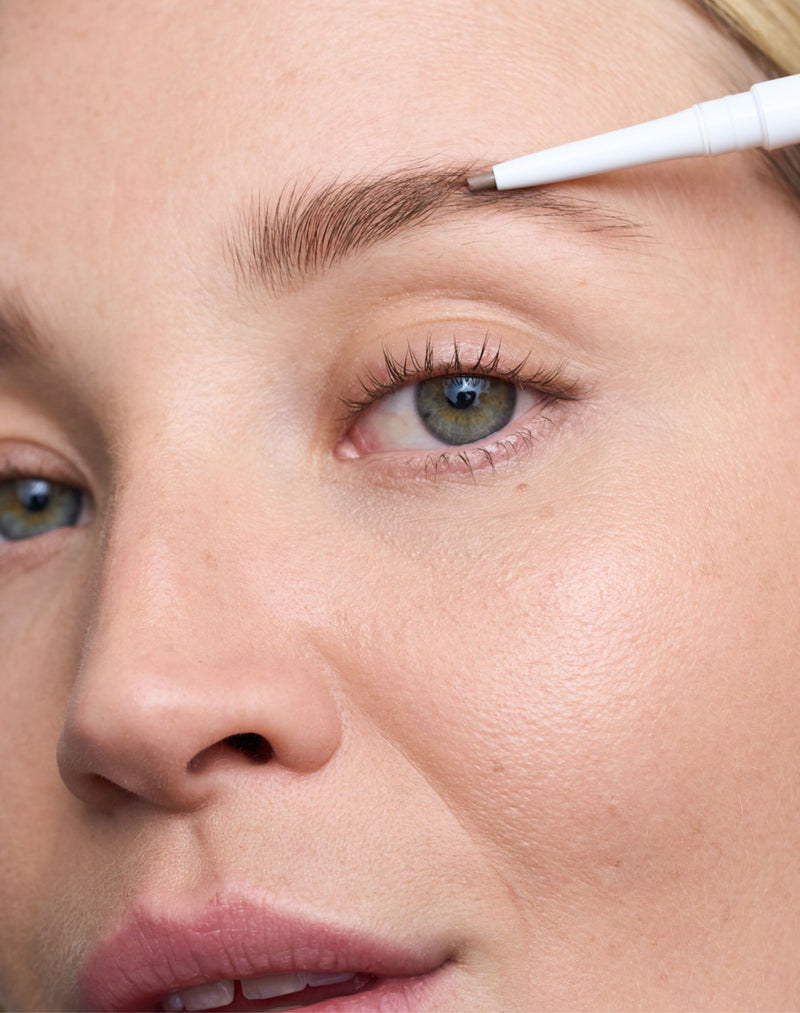 light; Jennifer draagt de Easy Brow Pencil in Light Brown